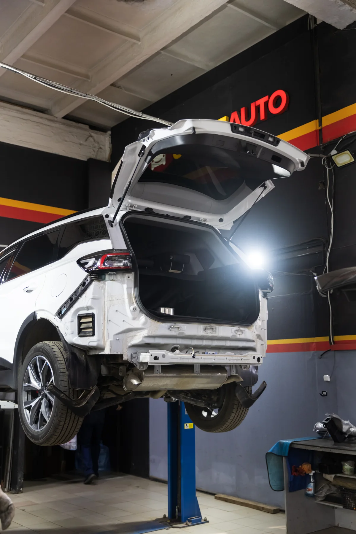 Автомобиль на подъёмнике со снятым задним бампером в USAVE AUTO