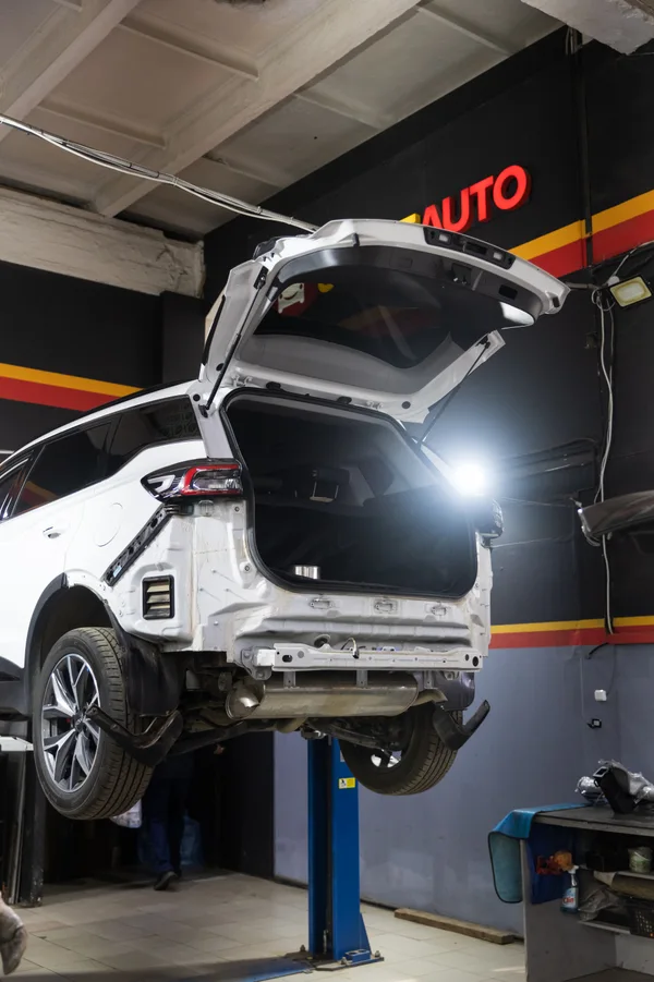 Автомобиль на подъёмнике со снятым задним бампером в USAVE AUTO